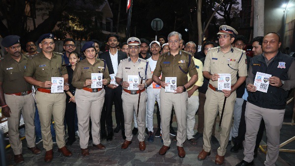 Drunk on Bengaluru Streets Police on Duty Is This Right Priority New Year 2025 Drunk on Bengaluru Streets Police on Duty Is This Right Priority New Year 2025