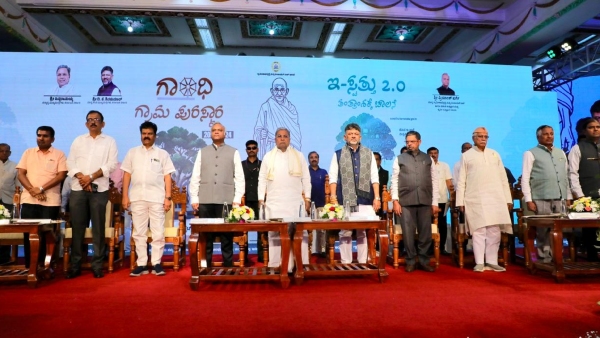 Siddaramaiah launches E swathu 2 0 software