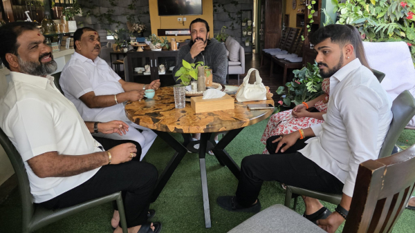 Bigg Boss Finale Time Kiccha Sudeep Meets Karave Narayanagowda Sparks Speculation