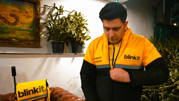 Raghav Chadha Turns Delivery Rider to Highlight Gig Workers Issues Video Goes Viral Raghav Chadha Turns Delivery Rider to Highlight Gig Workers Issues Video Goes Viral