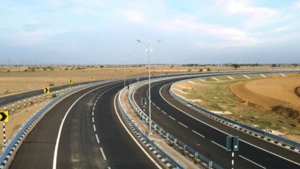 Nitin Gadkari Flags Lapses in Four National Highways in Karnataka Orders Action Against Contractors