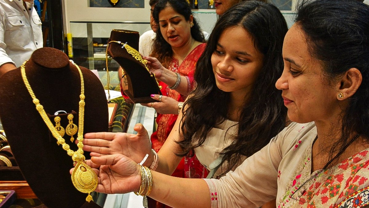 Gold Rate Today: ಬಂಗಾರ ಪ್ರಿಯರಿಗೆ ಗುಡ್ ನ್ಯೂಸ್: ಬೆಂಗಳೂರಿನಲ್ಲಿ ಚಿನ್ನ, ಬೆಳ್ಳಿ ಜೊತೆಗೆ ಪ್ಲಾಟಿನಂ ದರ ಮತ್ತೆ ಕುಸಿತ