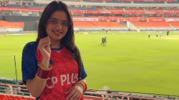 Gold Ring Woman Loses 70 000 Ring While Filming Instagram Reel During IPL Match Video Goes Viral