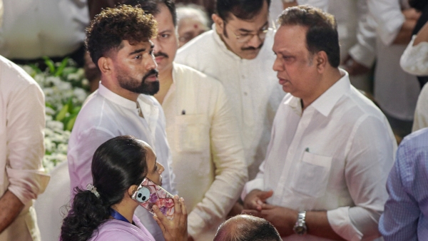 Mohammed Siraj Consoles Zanai Bhosle at Asha Bhosle Funeral Video Goes Viral on social media Mohammed Siraj Consoles Zanai Bhosle at Asha Bhosle Funeral Video Goes Viral on social media