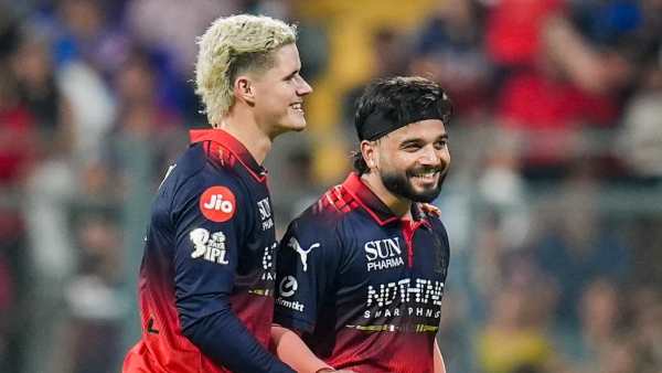 Jacob Bethell IPL 2026 Pietersen vs Cook Clash Over RCB Star Sitting on Bench Goes Huge Viral