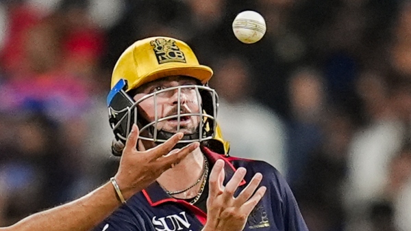 Tim David Funny Ball Incident with Umpire Goes Viral During RCB vs MI IPL 2026 Clash in Wankhede