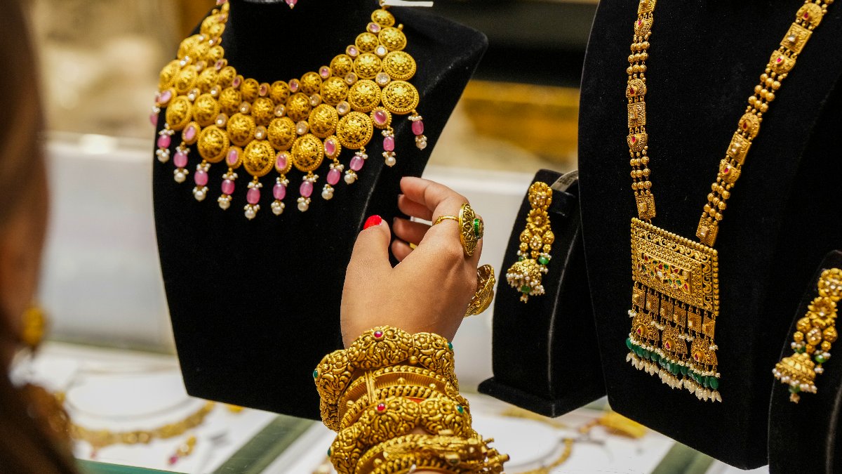 Gold Rate Today: ಬೆಂಗಳೂರು ಗೋಲ್ಡ್ ರೇಟ್ ಅಪ್‌ಡೇಟ್: ಇಂದು ಚಿನ್ನ ಅಗ್ಗ, ಪ್ಲಾಟಿನಂ ತುಸು ದುಬಾರಿ, ಇಲ್ಲಿದೆ ದರ ವಿವರ