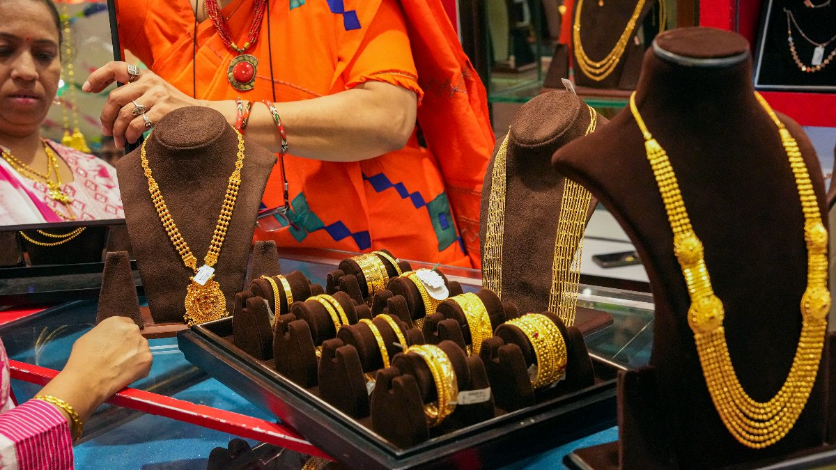 Gold Price: ಆಭರಣ ಪ್ರಿಯರಿಗೆ ಬೆಲೆ ಏರಿಕೆ ಶಾಕ್: ಚಿನ್ನ, ಬೆಳ್ಳಿ ಬೆಲೆಯಲ್ಲಿ ಭಾರಿ ಜಿಗಿತ, ಇಲ್ಲಿದೆ ಇಂದಿನ ದರ ಪಟ್ಟಿ