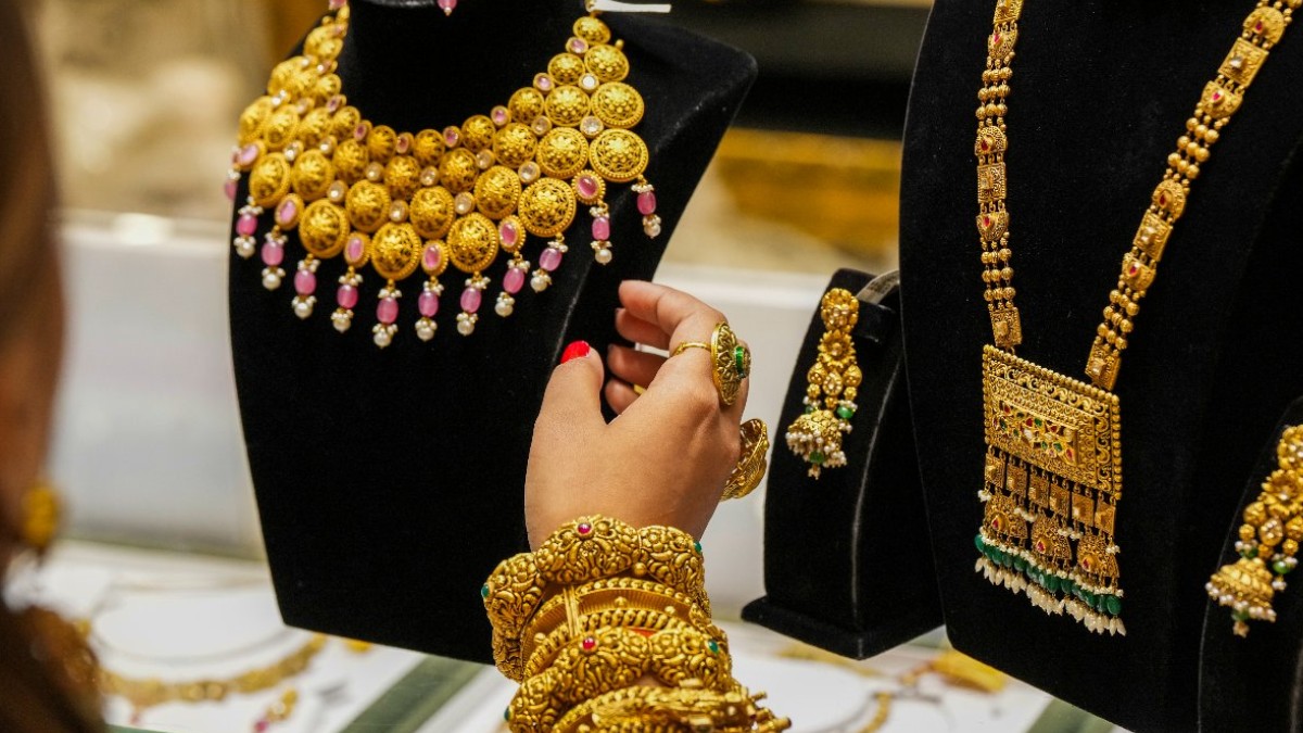 Gold Price: ಬೆಂಗಳೂರಿನಲ್ಲಿ ಬಂಗಾರ ಬೆಲೆ ಇಳಿಕೆ, ಇಲ್ಲಿದೆ ಜುಲೈ 14ರ ಚಿನ್ನದ ದರಪಟ್ಟಿ
