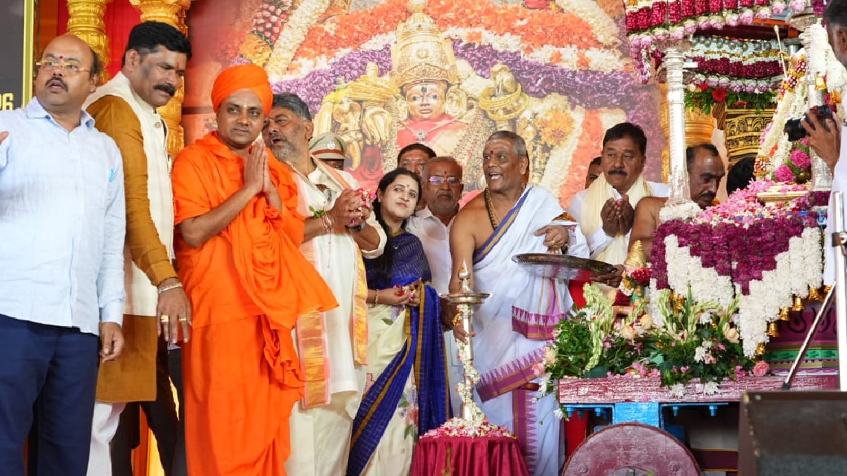 ಮೈಸೂರು ದಸರಾ ಉತ್ಸುವಕ್ಕೆ ಶ್ರೀ ಗವಿಸಿದ್ಧೇಶ್ವರ ಶ್ರೀಗಳಿಂದ ವಿದ್ಯುಕ್ತ ಚಾಲನೆ: 'ನಾಡನ್ನು ಜಾತಿಯಿಂದಲ್ಲ, ಪ್ರೀತಿಯಿಂದ ಕಟ್ಟಲು ಕ