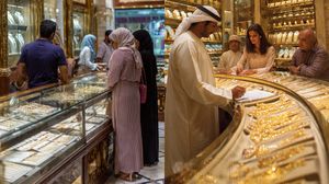 സ്വർണ വില കേരളത്തിൽ കുതിച്ചപ്പോൾ ദുബായിൽ ഇടിഞ്ഞു, പ്രവാസികൾക്ക് സന്തോഷ വാർത്ത..പവൻ വില അറിയാം