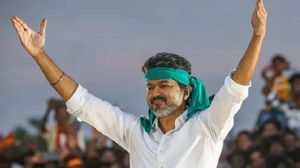 'വരത്തന്‍' അല്ല, നിങ്ങളില്‍ ഒരുവന്‍ വിജയ്; പേരമ്പൂരില്‍ കോടികള്‍ ചെലവിട്ട് വീട്,സര്‍വെ ഫലം തിരിച്ചടി