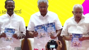 കേരളത്തിൽ പഠിച്ചാൽ ജോലി ഉറപ്പ്, ക്ഷേമ പെൻഷൻ 3000 ആയി ഉയർത്തും, 50 ശതമാനം സ്ത്രീകൾക്കും ജോലി