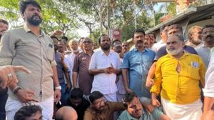 ടിഎന്‍ പ്രതാപന്‍ അറസ്റ്റില്‍; നടന്‍ ദേവനെ കസ്റ്റഡിയില്‍ എടുത്തില്ല, അടങ്ങാതെ കിറ്റ് വിവാദം