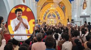 വിജയ് വരുമെന്ന് പറഞ്ഞു പറ്റിച്ചു, വേളാങ്കണ്ണിയിൽ ആരാധക പ്രവാഹം; പിന്നാലെ മുദ്രാവാക്യം വിളിയിൽ വിവാദം
