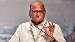 പവാര്‍ എന്‍ഡിഎയിലേക്കോ? ഷിന്‍ഡെയുടെ ഓഫീസില്‍ വെച്ച് പാര്‍ട്ടി എംഎല്‍എമാരുമായി പവാറിന്റെ കൂടിക്കാഴ്ച