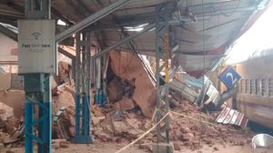 ട്രെയിനുകള്‍ വൈകും; കോഴിക്കോട് 3 ട്രാക്കുകള്‍ അടച്ചു, ക്ലോക്ക് ടവര്‍ തകര്‍ന്നു വീണത് ട്രാക്കിലേക്ക്