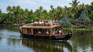 കൊച്ചിക്കാരുടെ ഓണം വെള്ളത്തിലാവുമോ? ബോട്ട് സർവീസുകൾ വെട്ടിക്കുറച്ച് സംസ്ഥാന ജലഗതാഗത വകുപ്പ്