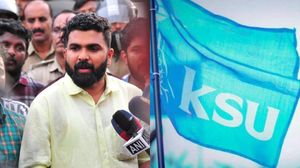 'ഭരണം മാറിയാൽ എസ്എഫ്ഐക്കാരെ തല്ലാമെന്ന് ഒരു കെഎസ്‍യുക്കാരനും കരുതേണ്ട'; പിഎസ് സഞ്ജീവ്