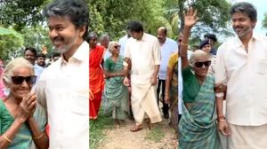 40000 രൂപയുടെ സണ്‍ഗ്ലാസ് വയോധികയ്ക്ക് സമ്മാനിച്ച് വിജയ്; വീഡിയോ വൈറല്‍, അടുത്താഴ്ച ബ്രിട്ടനിലേക്ക്