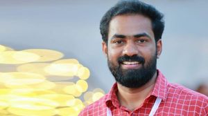 'കറന്റ് വരുമോ എന്നറിയില്ല...പക്ഷേ നൊസ്റ്റാൾജിയ തിരിച്ചെത്തും'; ട്രോളി വികെ സനോജ്