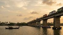 മുനമ്പം-അഴിക്കോട് പാലത്തിന്റെ ജോലികൾ അതിവേഗം പുരോഗമിക്കുന്നു; രണ്ട് ജില്ലക്കാരും ഒരുപോലെ  പ്രതീക്ഷയിൽ..! 