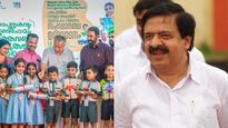 കുട്ടികൾ കല്ലേപ്പലകയിൽ പഠിച്ചാൽ മതിയോ? ചെന്നിത്തലയ്ക്ക് മറുപടിയുമായി പിണറായിയും ശിവൻകുട്ടിയും
