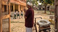 ടോയ്ലറ്റ് ഇല്ല, 67 വർഷങ്ങളായി പെൺകുട്ടികൾക്ക് പ്രവേശനമില്ലാതെ യുപിയിലെ സ്കൂൾ, ടോയ്ലറ്റ് സീറ്റുമായി ഒരച്ഛൻ!