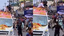 വിജയ് പ്രചാരണ വാഹനത്തില്‍ നിന്ന് നിയന്ത്രണം വിട്ടു; റോഡ് ഷോ വീഡിയോ വൈറല്‍, ഇതാണ് കാരണം