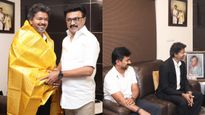 വിശ്വാസവോട്ടിന് മണിക്കൂറുകൾ മാത്രം ബാക്കി; സ്‌റ്റാലിനെ സന്ദർശിച്ച് വിജയ്, 'ഉപദേശങ്ങൾ നൽകി'