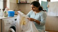 വസ്ത്രത്തിലെ മഞ്ഞ വിയർപ്പ് കറ എത്ര കഴുകിയിട്ടും മായുന്നില്ലേ? ഈ ചെറിയ ട്രിക്ക് നിങ്ങളെ സഹായിക്കും