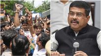 ആരാണ് ധര്‍മേന്ദ്ര പ്രധാന്‍; നാണംകെട്ട് പടിയിറക്കം, ജനകീയ പ്രതിഷേധത്തിന് കീഴടങ്ങി രാജി