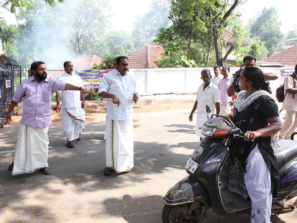 ക്ലിഫ് ഹൗസ് ഉപരോധം വീട്ടമ്മമാര്‍ ഏറ്റെടുക്കുന്നു