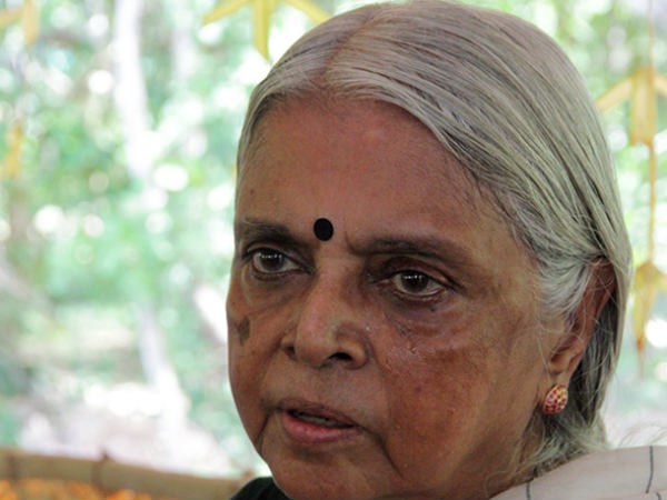 പെണ്‍കുട്ടികള്‍ക്ക് മൊബൈല്‍ നല്‍കരുത്: സുഗതകുമാരി