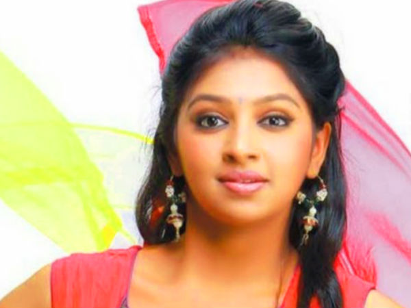 പതിനെട്ട് തികയാതെ അഭിനയിക്കരുതെന്ന്: ലക്ഷ്മി മേനോനെതിരെ ഹര്‍ജി