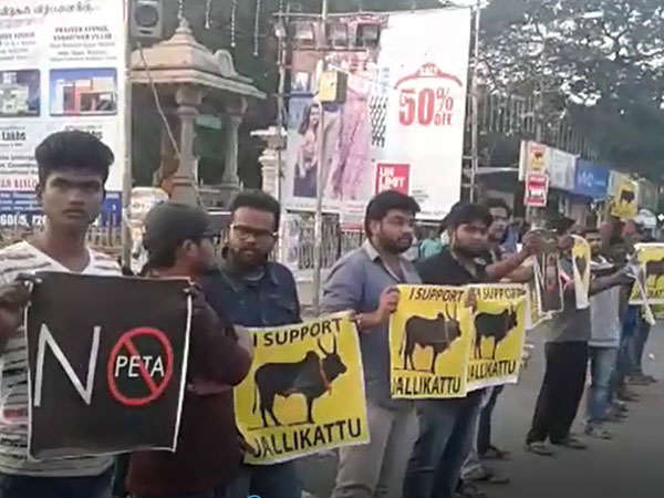 ജല്ലിക്കെട്ട് പ്രക്ഷോഭം: പോലിസുകാരും മോശമല്ല, ഓട്ടോ അഗ്‌നിക്കിരയാക്കി,  വീഡിയോ വൈറല്‍!!