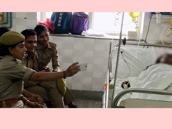 ആസിഡ് ആക്രമണത്തിന് ഇരയായ യുവതി ഗുരുതരാവസ്ഥയിൽ, അടുത്ത് നിന്ന് സെൽഫി എടുത്ത പോലീസുകാർക്ക് സസ്പെൻഷൻ !!