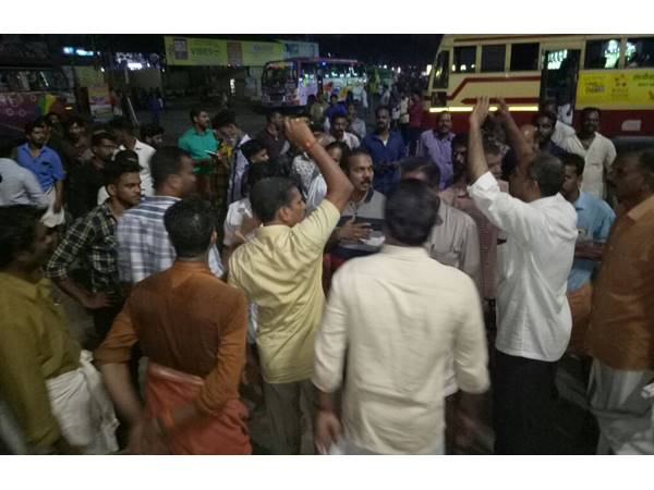 കെഎസ് ഇബി തെരുവ് വിളക്ക് അണച്ചു: ബിജെപി  ഓഫീസ് ഉപരോധിച്ചു