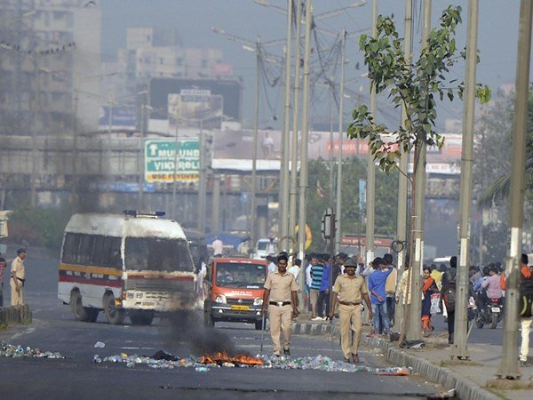 #bhimakoregaon മഹാരാഷ്ട്രയില്‍ ഹര്‍ത്താല്‍:   സ്വകാര്യ സ്കൂളിന് നേരെ കല്ലേറ്, സംസ്ഥാനത്ത് അധിക സേന
