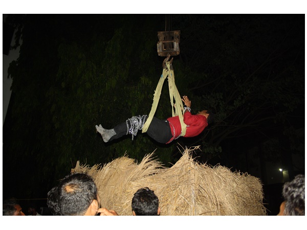 പൂക്കിപ്പറമ്പ് ദുരന്ത അനുസ്മരണ ഭാഗമായി തിരൂരില്‍ ഫയര്‍ എസ്‌കേപ്പ് മാജിക്കല്‍ ഇല്യൂഷന്‍