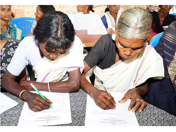 ആദ്യാക്ഷരവും ആദ്യ പരീക്ഷയും.. വയനാട്ടില്‍ 4512 ആദിവാസികള്‍ സാക്ഷരതാ പരീക്ഷ എഴുതി