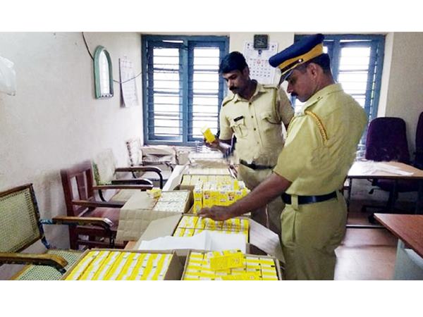 വ്യാജ നമ്പര്‍ പ്ലേറ്റ് ഘടിപ്പിച്ച്  കുമ്പളയില്‍ വന്‍ ചാരായ വേട്ട: പ്രതി  രക്ഷപ്പെട്ടു