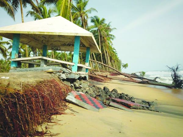 തീരദേശം കടലാക്രമണ ഭീതിയില്‍; പെരിയമ്പലം ബീച്ച് കടലെടുത്തു, പാര്‍ക്കും ഇരിപ്പിടവും തിരയെടുത്തു!