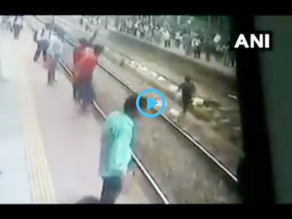 വൈറല്‍ വീഡിയോ; ആത്മഹത്യ ചെയ്യാന്‍ റെയില്‍വേ ട്രാക്കില്‍ കിടന്നയാളെ അതിസാഹസികമായി രക്ഷിച്ചു