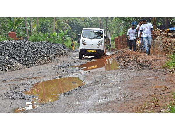 പിഡബ്ള്യുഡി ഉദ്യോഗസ്ഥരും: കരാറുകാരനും ഒത്തു കളിക്കുന്നതായി ആരോപണം,  13 ന് പിഡബ്ള്യുഡി ഓഫീസ് ഉപരോധം
