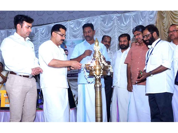 25 കിലോയുടെ കേക്കുമായി ക്രിസ്മസ് ആഘോഷിക്കാന്‍ കുടംുബശ്രീയും, കേരളത്തില്‍ ആദ്യമായി കുടുംബശ്രീ കേക്ക്‌മേള നടത്തി