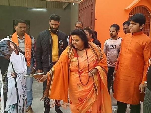 ഗാന്ധിജിക്ക് നേരെ വീണ്ടും 'നിറയൊഴിച്ചു'; ഹിന്ദുമഹാസഭ നേതാവും ഭർത്താവും അറസ്റ്റിൽ