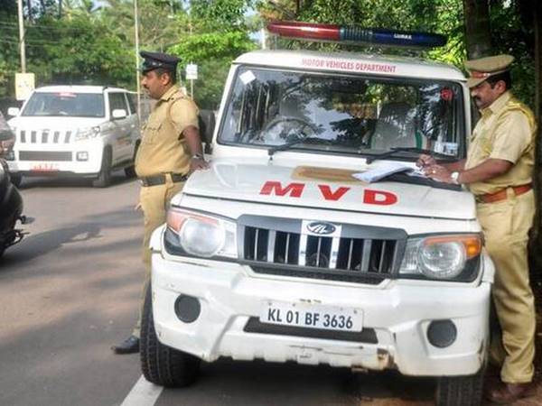 ചറപറാ ചെക്കിങ്.. തീവ്രപ്രകാശമുള്ള ലൈറ്റുകള്‍ അഴിപ്പിച്ചു, ചെത്ത് ബൈക്കുകള്‍ പിടിച്ചു