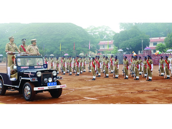 പോലീസ്‌ യൂണിഫോം അണിഞ്ഞ്‌ ചന്ദ്രിക:  പശ്‌ചാത്താപം തീര്‍ത്ത്‌ കേരള ജനത