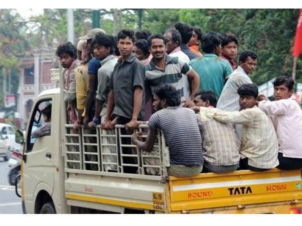 ഇതരസംസ്ഥാന തൊഴിലാളികളുടെ എണ്ണത്തിൽ പെരുമ്പാവൂരിനെ പിന്തള്ളി പയ്യന്നൂർ, ഒരു മാസം അയക്കുന്നത് 13 കോടി!